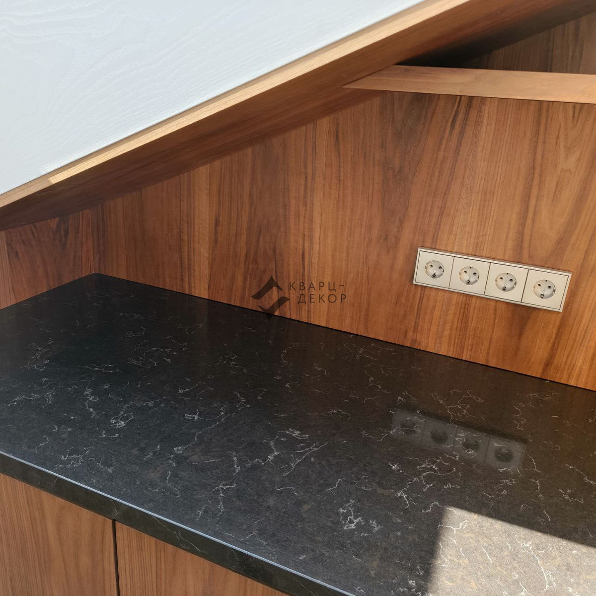 Столешница из кварцевого агломерата Vicostone Java Noir BQ 8812