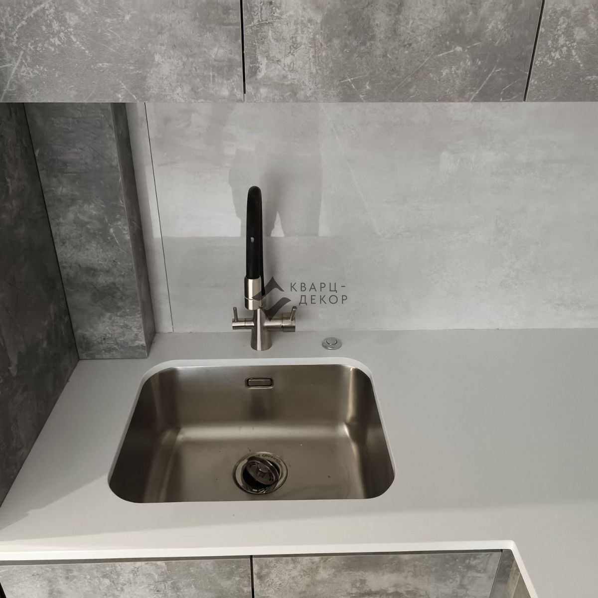 Столешница из кварцевого агломерата Vicostone BQ 100