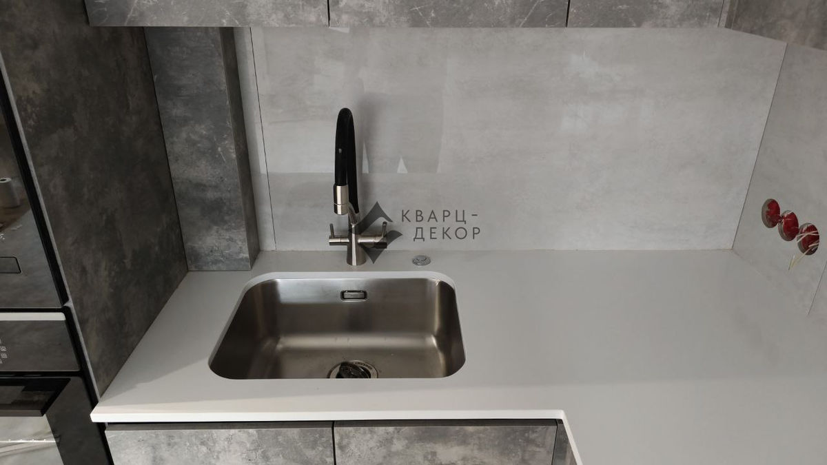 Столешница из кварцевого агломерата Vicostone BQ 100
